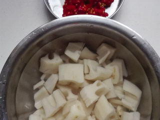 2、泡椒炒藕丁,泡椒切碎，莲藕洗净切丁，用清水浸泡一会，水里滴上几滴白醋，防止藕氧化变色