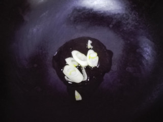 3、泡椒炒藕丁,炒锅中入油，放入葱花炒出香味