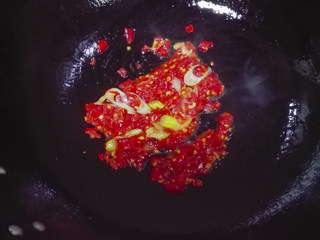 4、泡椒炒藕丁,放入泡椒碎炒出香味