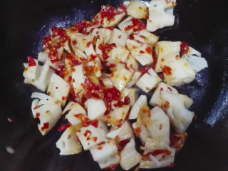 5、泡椒炒藕丁,放入藕丁翻炒