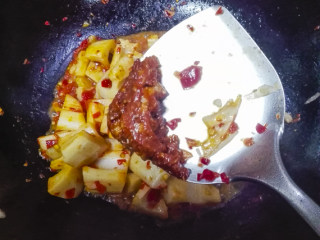 6、泡椒炒藕丁,炒匀后，放入一勺豆瓣酱炒匀