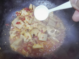 7、泡椒炒藕丁,添加少许的清水后，放入一小勺白糖炒匀