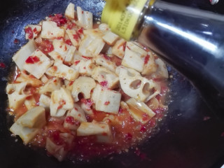 8、泡椒炒藕丁,临出锅前淋入少许的陈醋，炒匀即可出锅