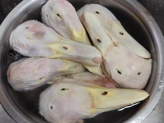 1、麻辣鸭头,鸭头处理干净