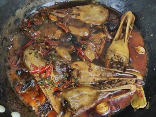 9、麻辣鸭头,大概四十分钟，香辣鸭头就做好啦，晾凉后跟汁一起冰箱冷藏一夜更入味哦