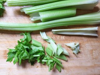 3、清炒西芹百合胡萝卜,洗净后切小段（芹菜叶，外面最老的那些不要，里面嫩的留下来，要知道，芹菜叶的营养可是比茎要好哦。）