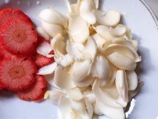 5、清炒西芹百合胡萝卜,鲜百合冲洗干净后沥干水分。