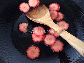 6、清炒西芹百合胡萝卜,油锅烧热，先把胡萝卜倒入煸炒。