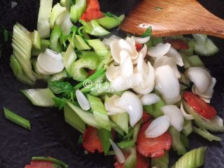 8、清炒西芹百合胡萝卜,最后倒入鲜百合。