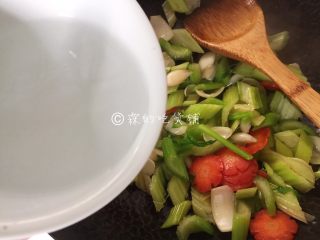 10、清炒西芹百合胡萝卜,然后加入1/4小碗的水，盖上锅盖煮约2、30秒后关火（时间别太长，西芹煮软了就会没口感。）