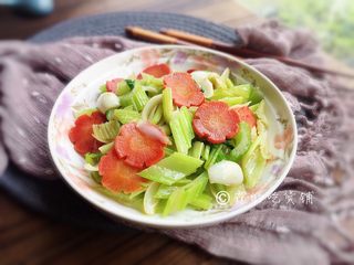 12、清炒西芹百合胡萝卜,出锅装盘。