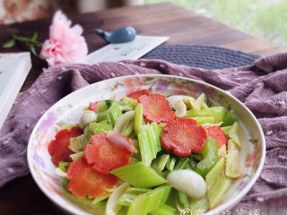 13、清炒西芹百合胡萝卜,完成。