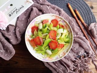 15、清炒西芹百合胡萝卜,完成。