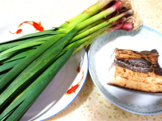 1、蒜苗炒腊肉,材料准备。