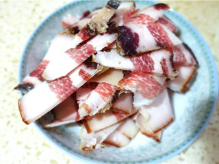 2、蒜苗炒腊肉,将腊肉切成片。
