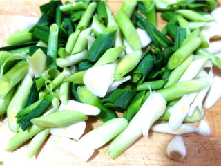 3、蒜苗炒腊肉,蒜苗洗净，切斜刀。