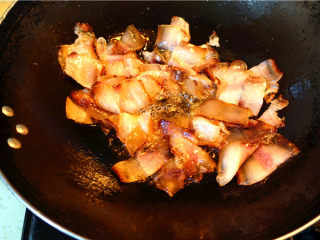 7、蒜苗炒腊肉,炒至出油，腊肉变成透明状态。（铲出多余的油）