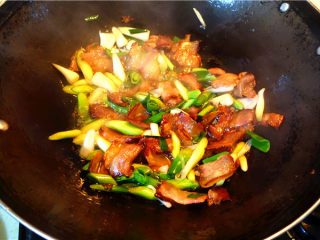 9、蒜苗炒腊肉,炒至蒜苗变色，变软。