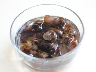 1、素炒小白菜,干木耳提前泡发,洗净后撕成小朵,备用。