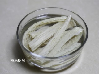 2、素炒小白菜,腐竹也提前用冷水泡发,备用。