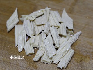 3、素炒小白菜,腐竹用刀斜切成菱形块,备用。