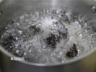 4、素炒小白菜,烧一锅开水,先下入木耳焯30秒左右。