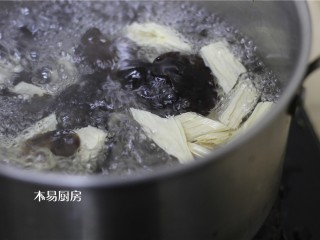 5、素炒小白菜,再下入腐竹继续焯20秒左右。