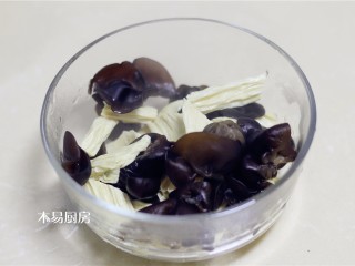 6、素炒小白菜,捞出来沥去水分,备用。