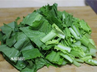 8、素炒小白菜,把小白菜切成段,大蒜切成末,备用。