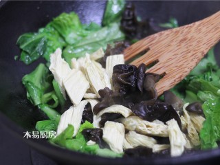 11、素炒小白菜,加入腐竹和木耳,大火快速翻炒均匀。