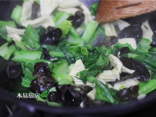 12、素炒小白菜,出锅前撒入食盐和鸡粉,翻炒均匀,即可。