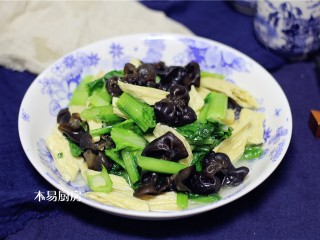 13、素炒小白菜,盛出装盘,清淡爽口,但是很下饭。