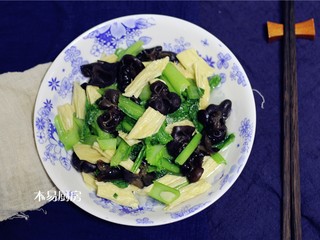 14、素炒小白菜,餐桌上多一些素食,更营养健康。