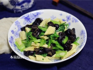 15、素炒小白菜,小白菜营养易消化,老少皆宜哦。