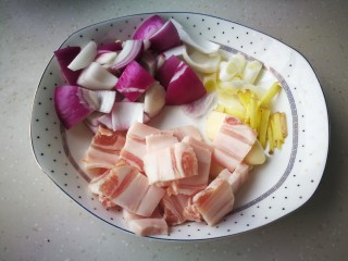 4、麻辣香锅,五花肉切片,洋葱切块儿,葱切段,姜切丝,蒜拍扁。