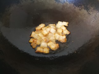 9、麻辣香锅,放入五花肉,小火煸炒至两面焦黄。