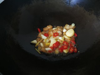 10、麻辣香锅,放入葱姜蒜和红椒圈。