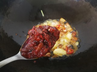 11、麻辣香锅,放入一大勺郫县豆瓣酱和一勺蚝油,翻炒出红油来。