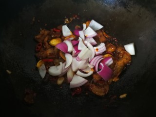 13、麻辣香锅,放入洋葱炒出香味儿。