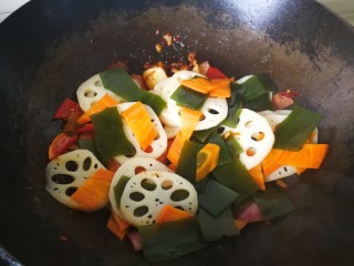 15、麻辣香锅,炒至虾变色后,放入煮好的蔬菜。