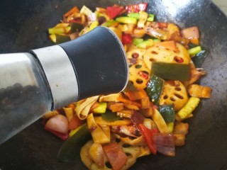 19、麻辣香锅,现磨少许黑胡椒碎。