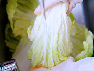 1、白菜炒木耳,白菜用流水冲洗干净