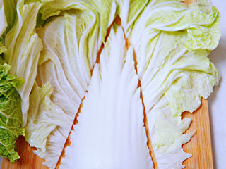 2、白菜炒木耳,去帮留叶，白菜帮是另一道大菜的最佳时机菜（见食谱）