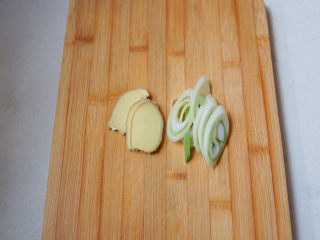 4、白菜炒木耳,姜切片，葱切葱花备用