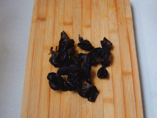 5、白菜炒木耳,黑木耳泡发后，去蒂洗净泥沙