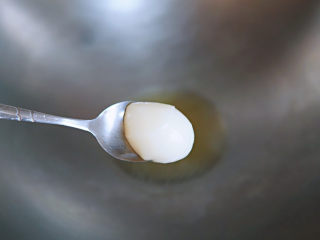 6、白菜炒木耳,热锅凉油，烧去生油味