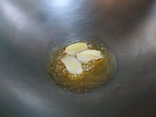 7、白菜炒木耳,先放入姜片煸香