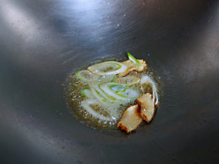 8、白菜炒木耳,再放葱花煸出香味