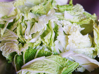 9、白菜炒木耳,下入白菜，煸炒至白菜叶变软