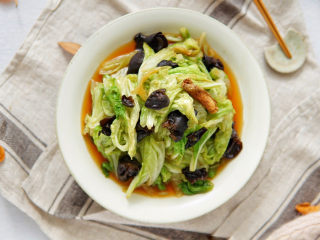 12、白菜炒木耳,鲜咸可口，白菜软烂，木耳脆爽，即下饭，又美味